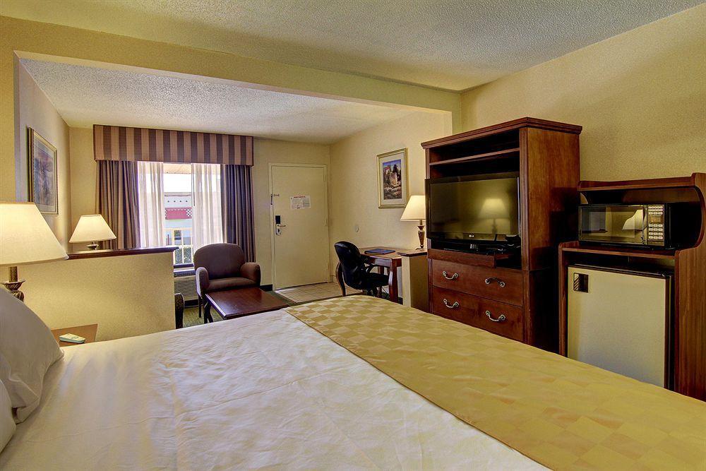 Econo Lodge Inn & Suites Griffin Room photo